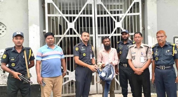 কারাগারে বন্ধুকে গাঁজা দি‌তে গি‌য়ে নি‌জেই কারাগারে